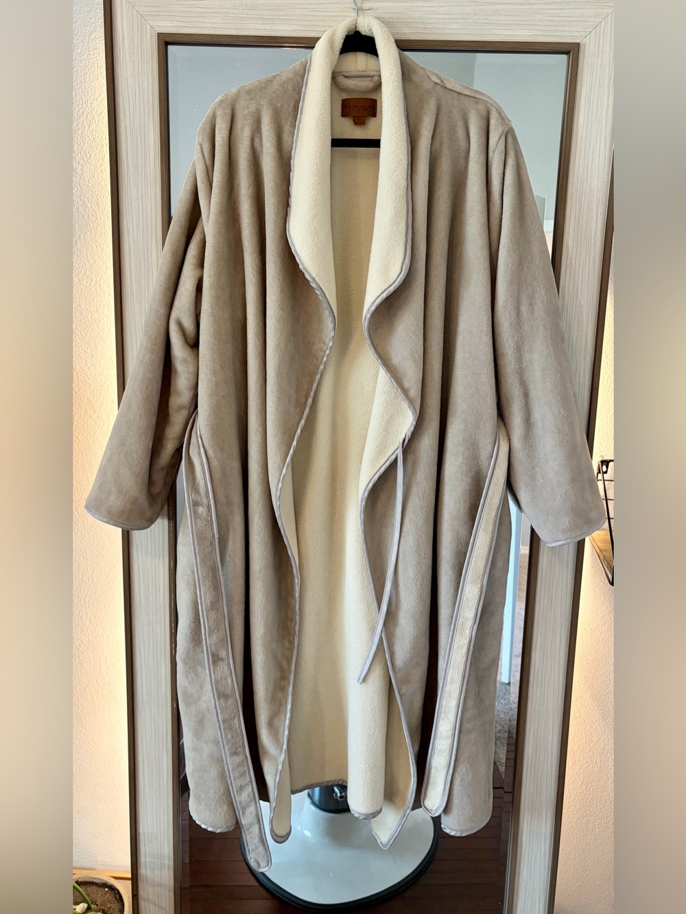 Koolaburra by UGG plush wrap robe in a beige and Ivory Long Soft comfortable XL